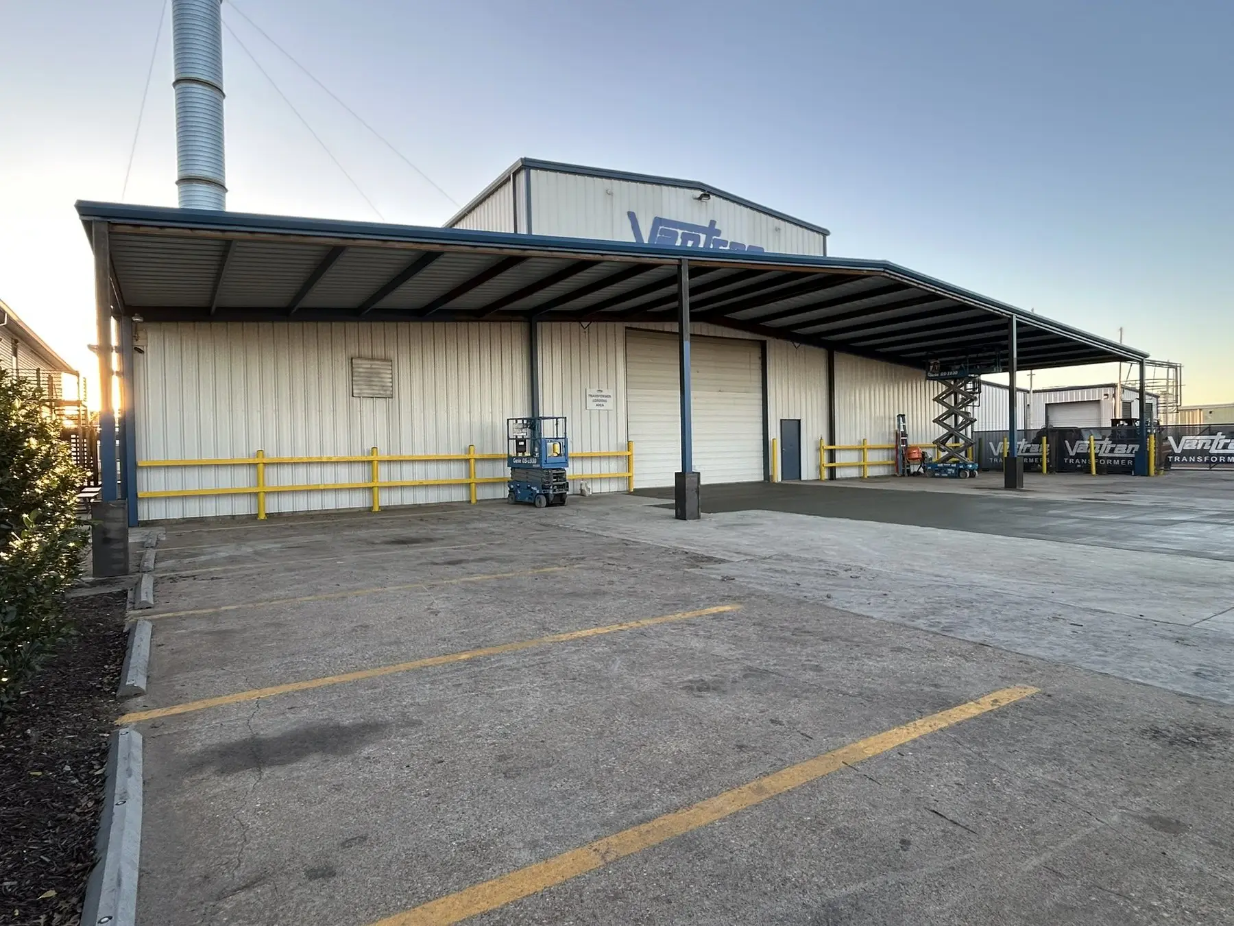 Commercial metal building with a paved drive, built by RMB near Waco, Texas